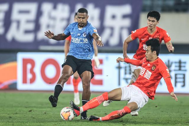 青岛海牛再遭上海申花压制，本赛季惨遭对手“三杀